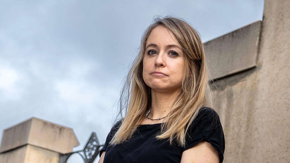 La escriptora Sally Hayden durant l'entrevista a la seu de IEMed - Hugo Fernández, Sally Hayden, 2024, 