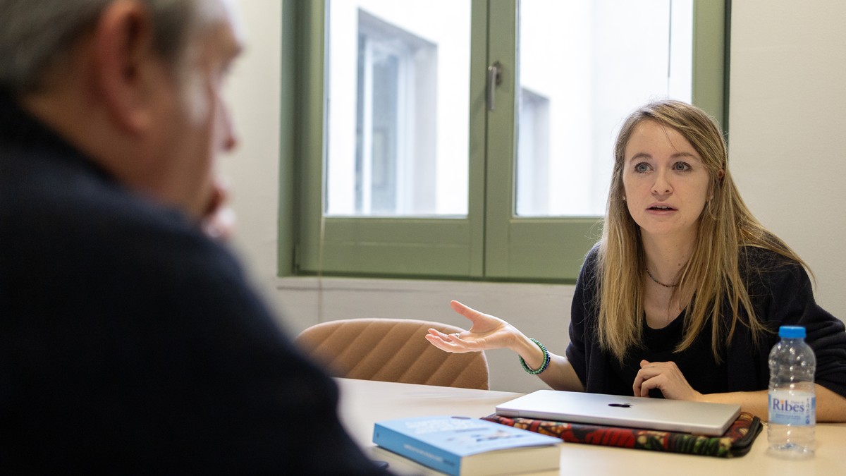 La escriptora Sally Hayden durant l'entrevista a la seu de IEMed - Hugo Fernández, Sally Hayden, 2024, 