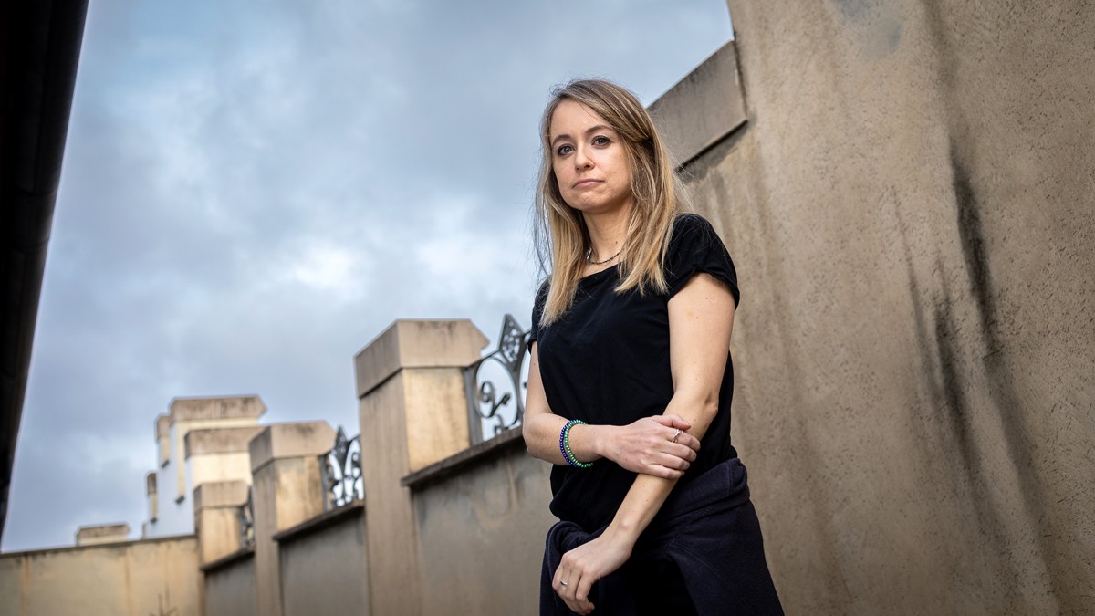 La escriptora Sally Hayden durant l'entrevista a la seu de IEMed - Hugo Fernández, Sally Hayden, 2024, 