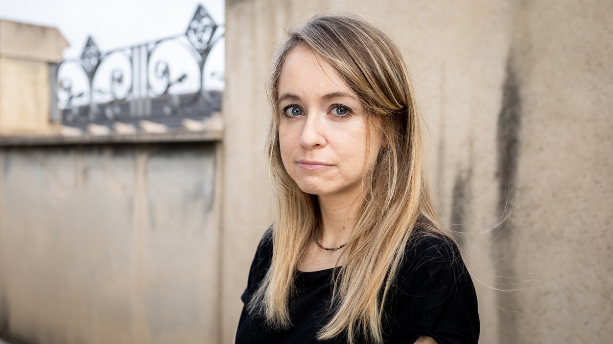La escriptora Sally Hayden durant l'entrevista a la seu de IEMed - Hugo Fernández, Sally Hayden, 2024, 