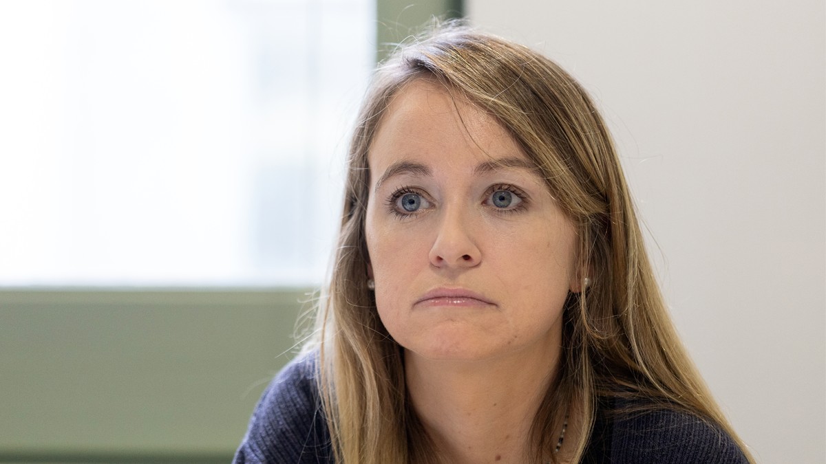 La escriptora Sally Hayden durant l'entrevista a la seu de IEMed - Hugo Fernández, Sally Hayden, 2024, 