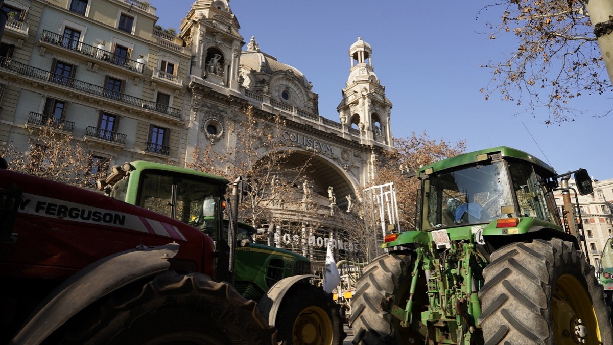 Els pagesos circulen amb tractor pel centre de Barcelona - Frederic Esteve