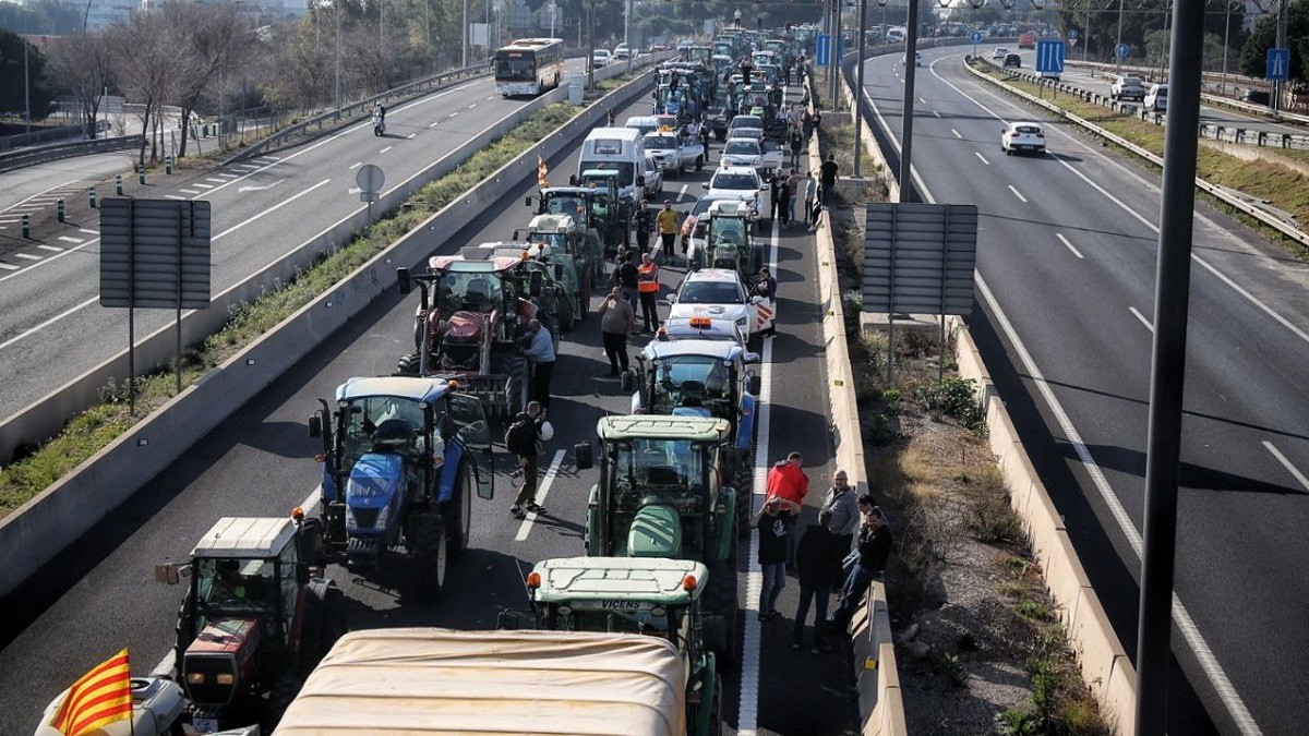 Els tractors de l'Ebre, Tarragona, el Penedès i Ponent arriben a Barcelona - Hugo Fernández