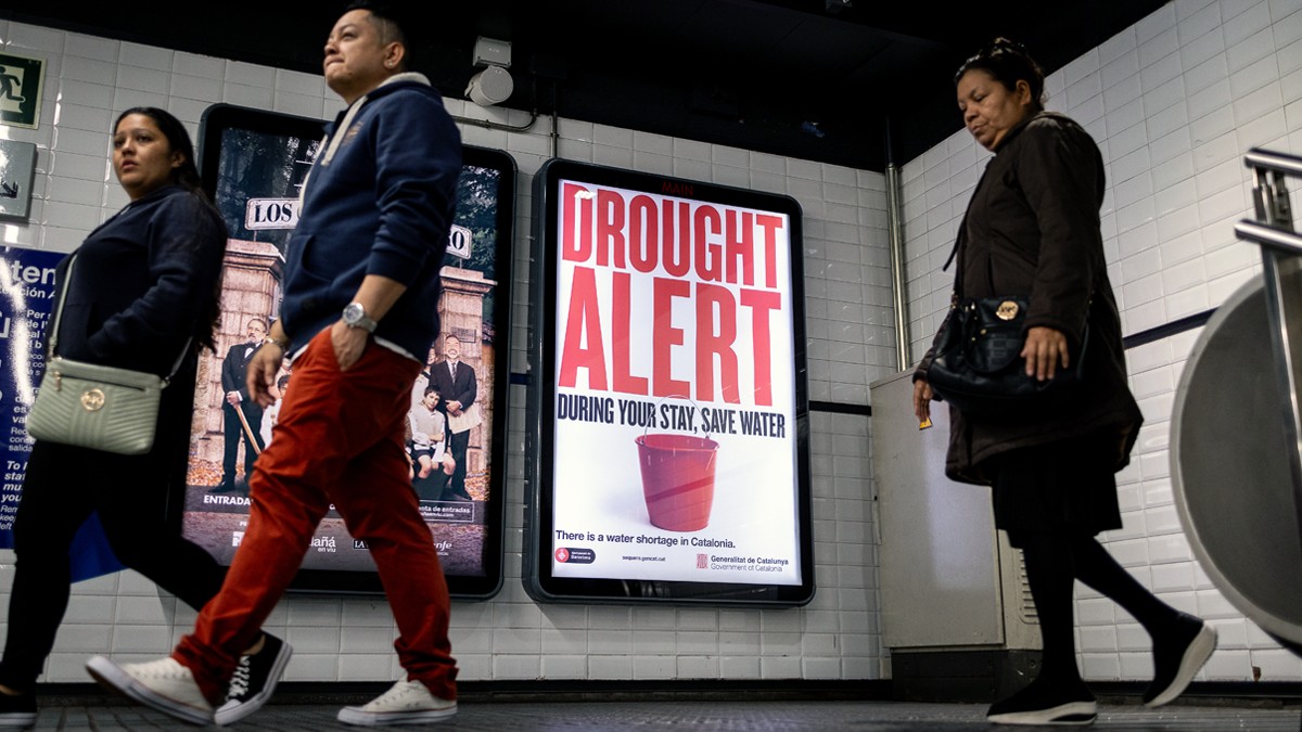 Un cartell en anglès adverteix de la sequera als turistes que viatgen al metro de Barcelona - Hugo Fernández