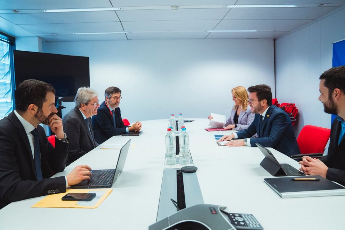 El president de la Generalitat, Pere Aragonès i Garcia, acompanyat de la consellera d'Economia i Hisenda, Natàlia Mas Guix, s’ha reunit amb el comissari europeu d'Economia, Paolo Gentiloni, - Arnau Carbonell / Govern