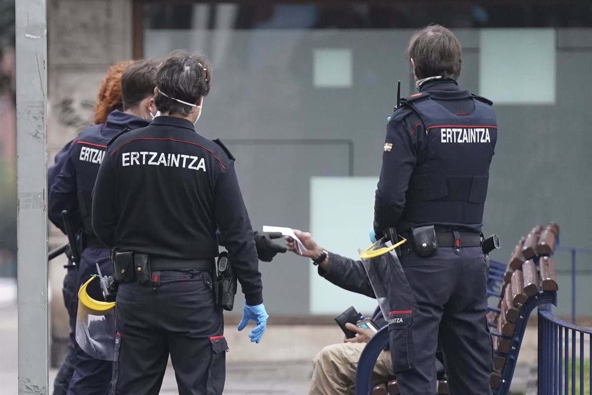 Multen amb 2.000 euros un ertzaina per abusar sexualment d'una víctima de violència masclista