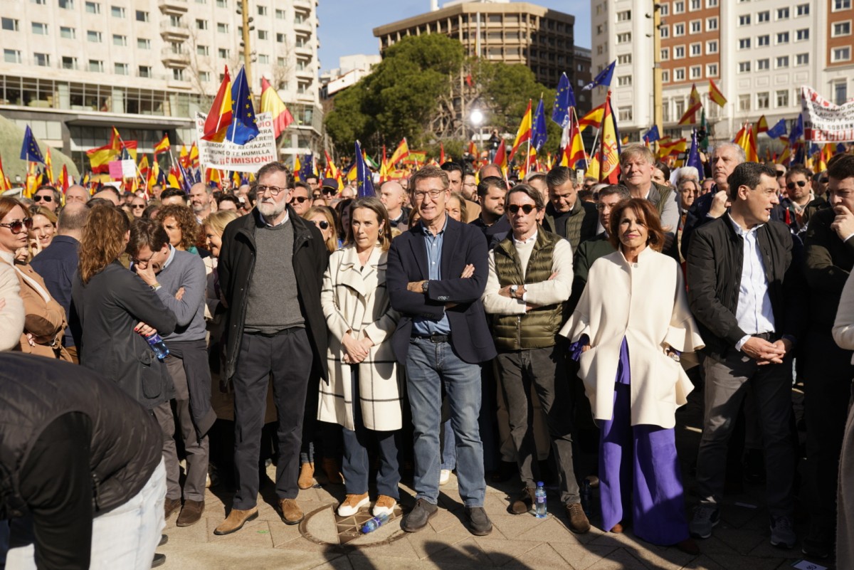 Feijóo acusa Sánchez de pactar amb «el crim» i promet «rescatar» Espanya en una nova manifestació massiva