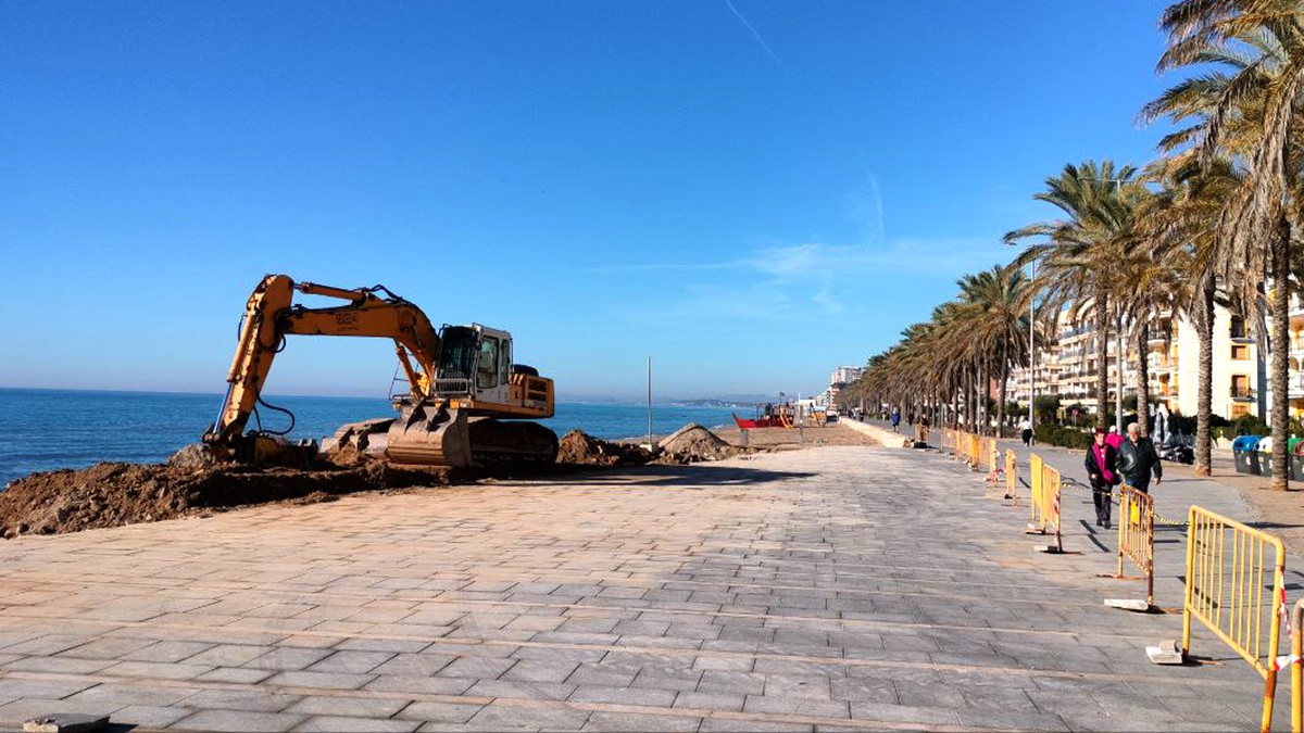 Les obres a Segur de Calafell, al passeig marítim, a la plaça del Mil·lenari. - Josep M. Llauradó