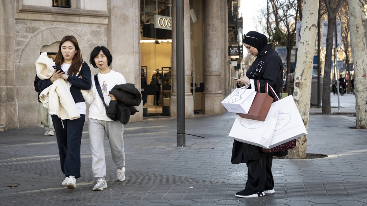 Els comerços turístics de Barcelona ja reclamen a Collboni poder obrir tots els diumenges de l'any
