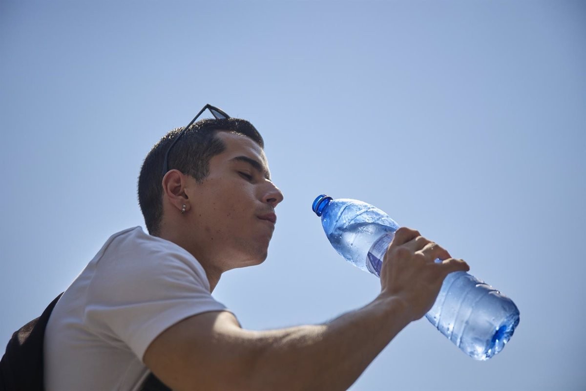 Un estudi alerta que l'aigua embotellada conté nanopartícules capaces d'infiltrar-se a les cèl·lules