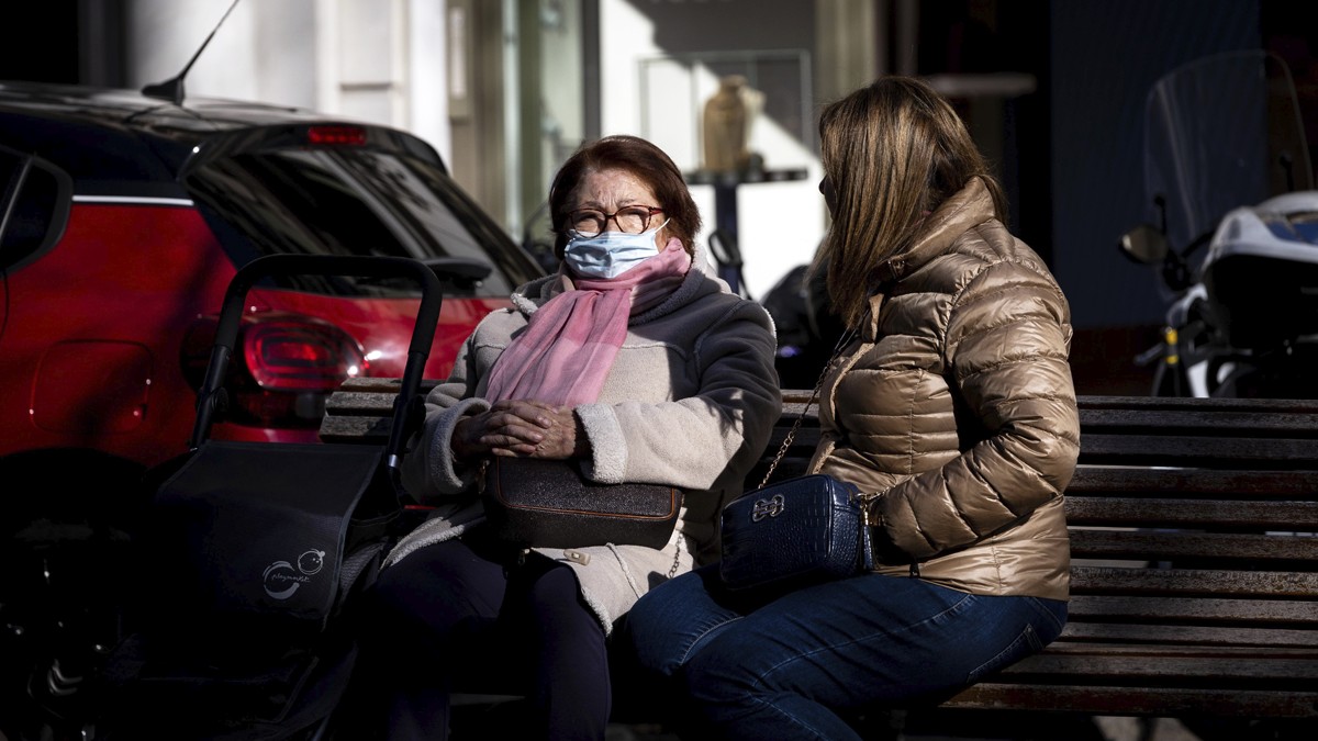 La mascareta deixa de ser obligatòria als centres sanitaris de Catalunya