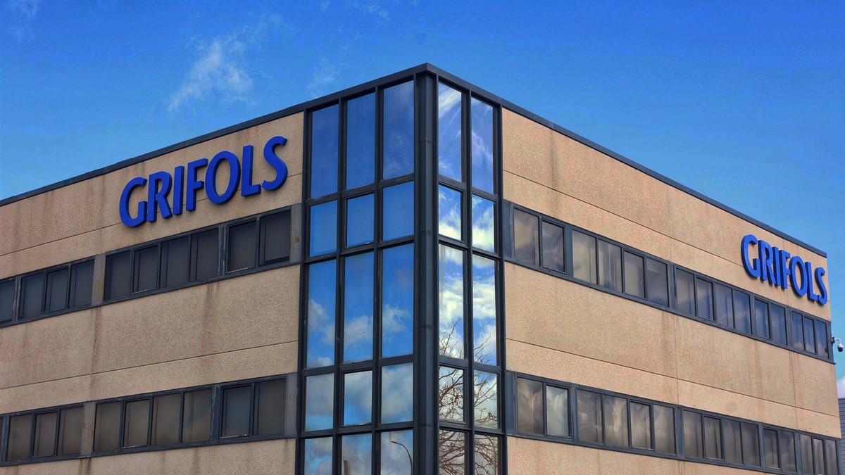 Cartell de Grífols a la seu de l'empresa - Europa Press