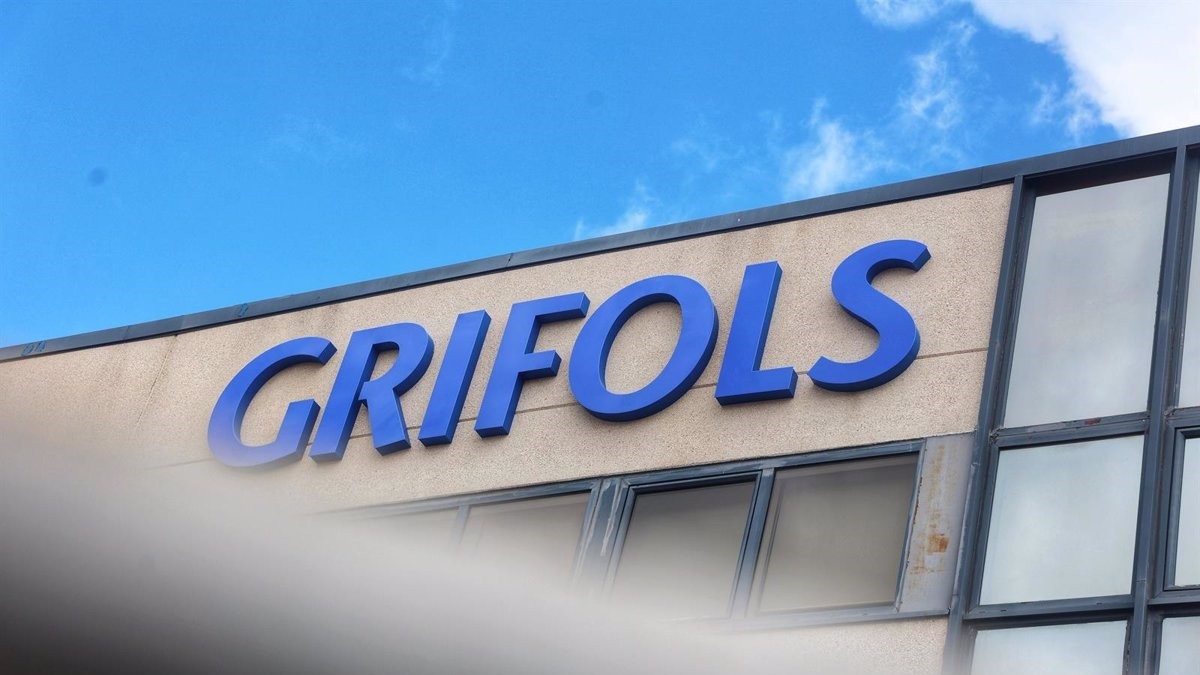 Cartell de Grífols a la seu de l'empresa - Europa Press