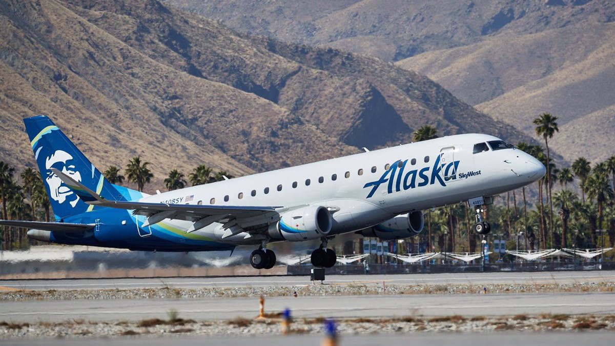 La UE, els EUA i l'Ãndia paralitzen els Boeing 737 MAX després que un avió perdés fuselatge en ple vol