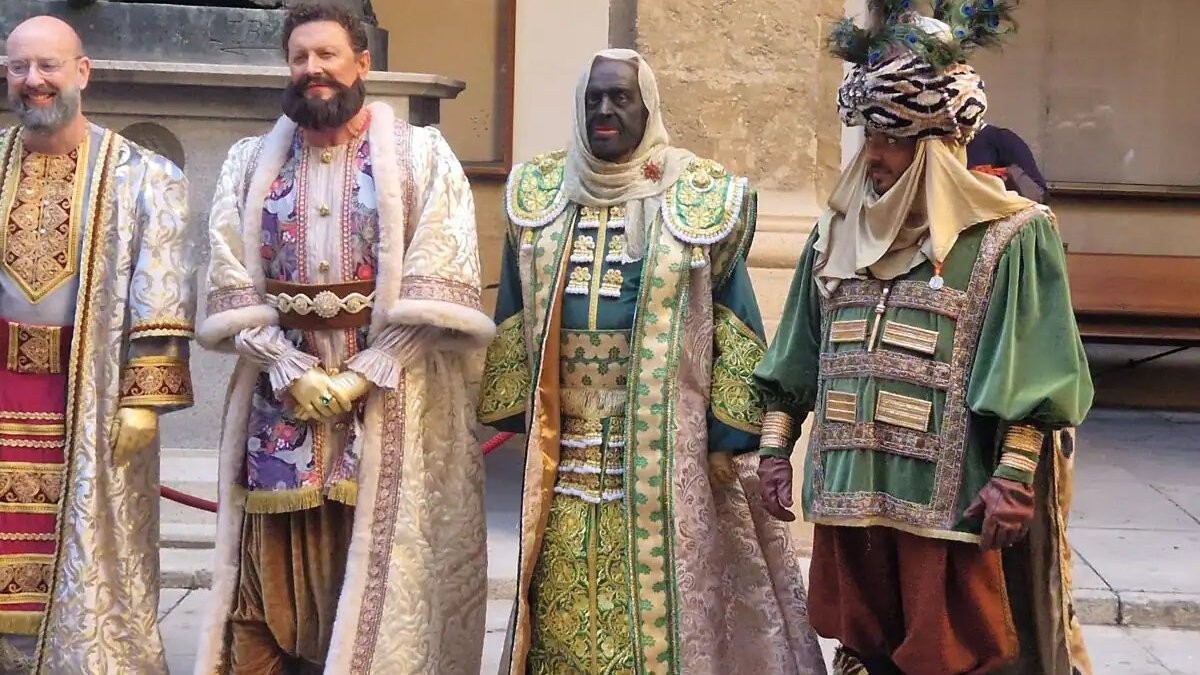 El rei Baltasar de Sevilla apareix a la cavalcada amb la cara pintada de negre i vestit de torero