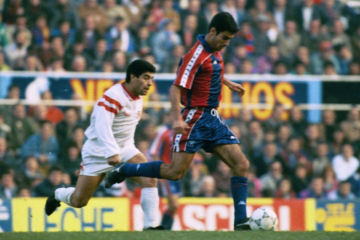 Guardiola davant de Maradona amb la samarreta Kappa de la temporada 1992-93 - @MaradonaPICS