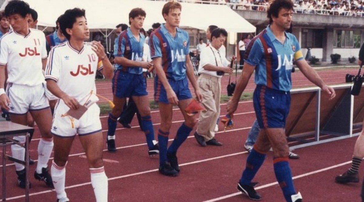 El Barça amb publicitat de Japan Airlines durant la gira japonesa de la temporada 1990-91 - @Jcsosafp