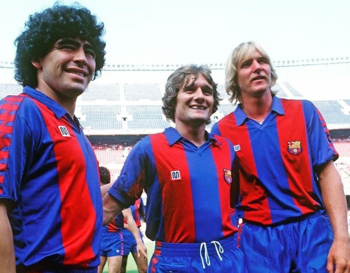 Maradona, Simonsen i Schuster amb la samarreta amb el logotip de la marca Meyba - @OldFootball11