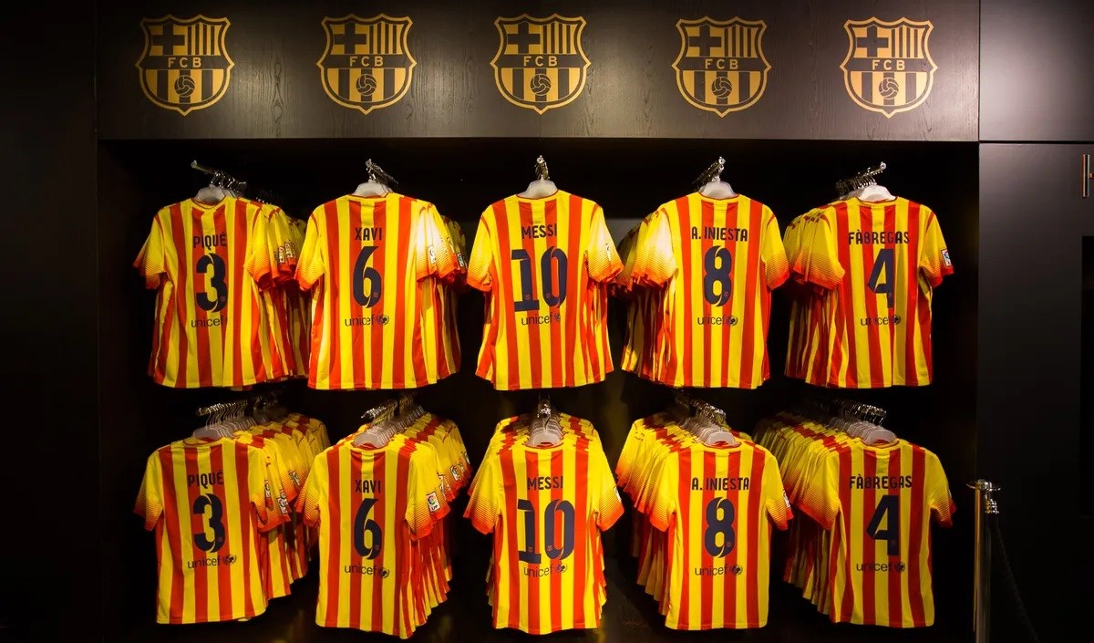 La samarreta blaugrana amb la senyera utilitzada la temporada 2013-14 - FCB