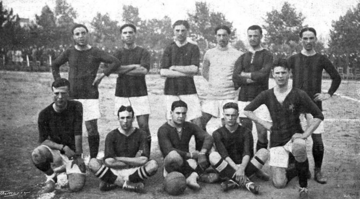 L’equip del Barça de la temporada 1909-10 vestint per primer cop les franges verticals - Wikimedia Commons