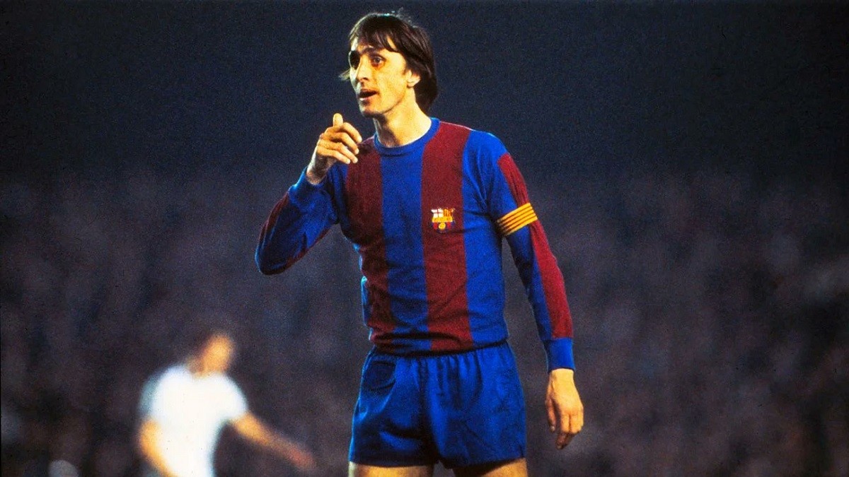 Johan Cruyff vestint la samarreta blaugrana en una imatge de 1973 - @BarcaUniversal