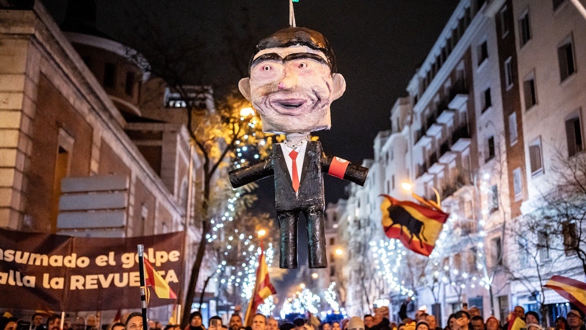 El PSOE estudia «totes les vies legals» pel simulacre de penjar del coll un ninot de Pedro Sánchez