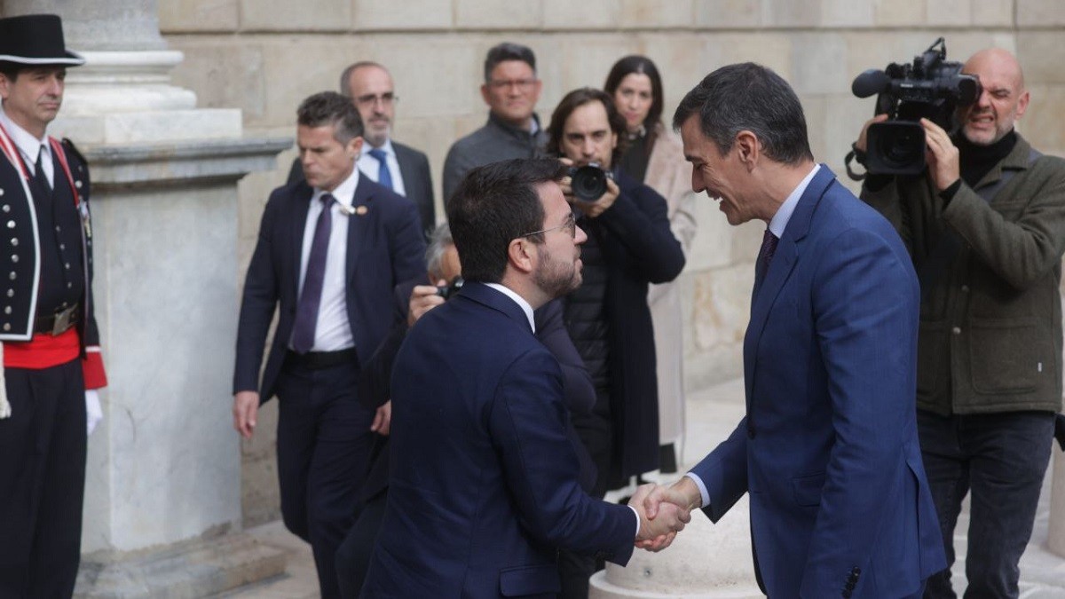 Salutació entre Aragonès i Sánchez abans de la reunió a la Generalitat - Miquel Homs