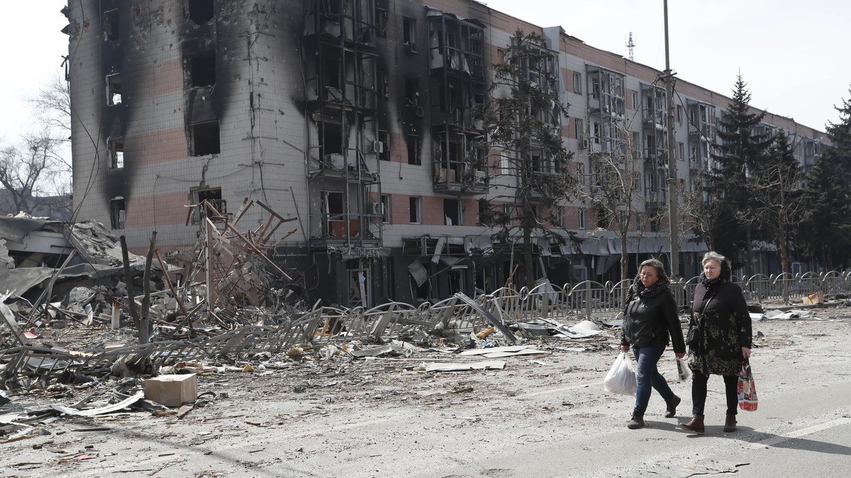 Dues dones passejant per Mariupol en una estranya normalitat després d'un bombardeig rus. - europa press