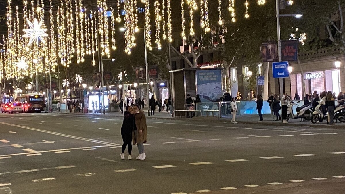 Dues noies es fan un selfie al mig del Passeig de Gràcia - Nació