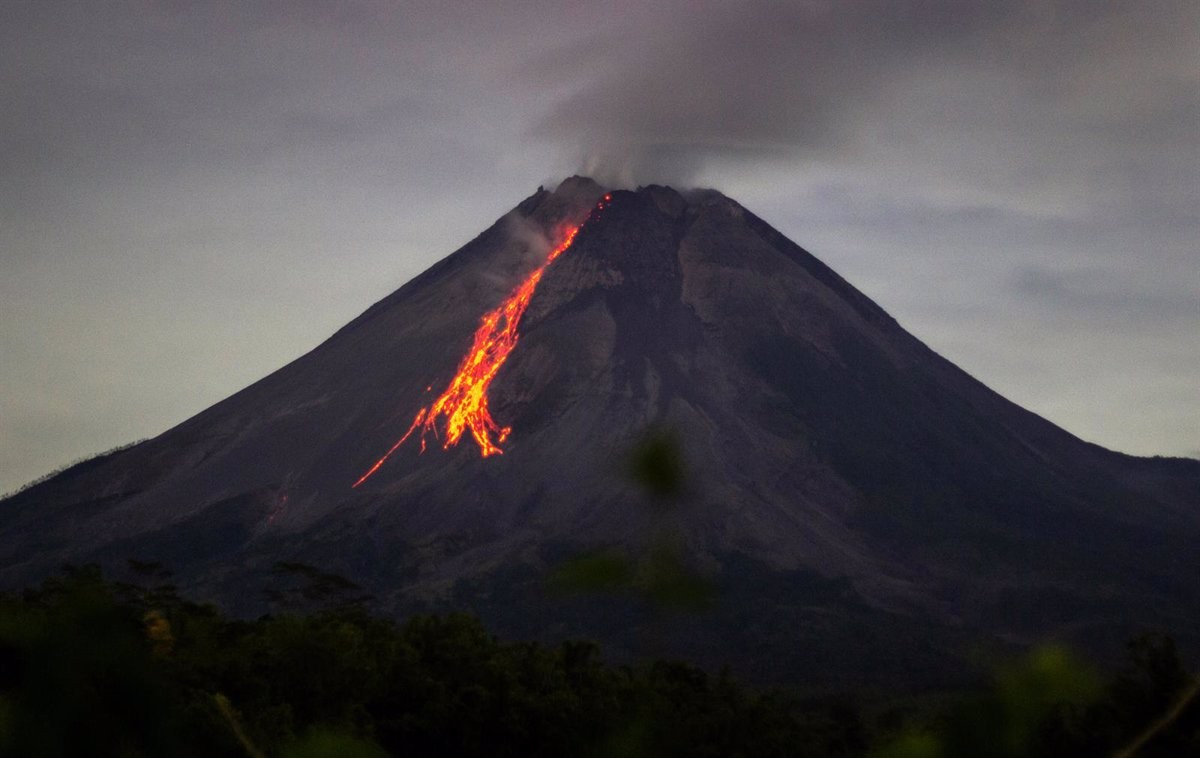 Moren una vintena d'alpinistes per l'erupció d'un volcà a Indonèsia