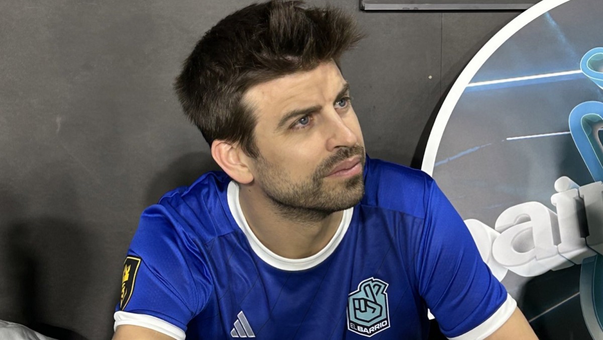 Piqué es torna a vestir de curt i marca un hat-trick solidari