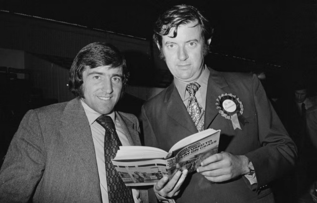 Terry Venables i Gordon Williams presentant una de les novel·les que van escriure junts - Getty