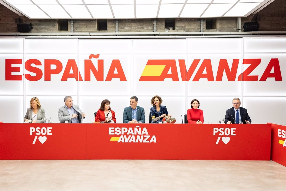 El PSOE «s'espanyolitza» i incorpora la bandera d'Espanya al lema del partit