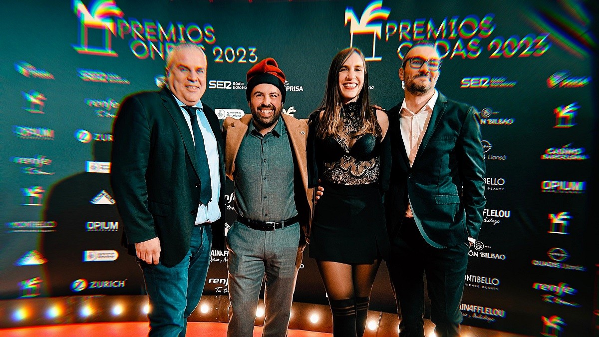 El director de Catalunya Ràdio, Jordi Borda, i els tres presentadors de «El búnquer» - 