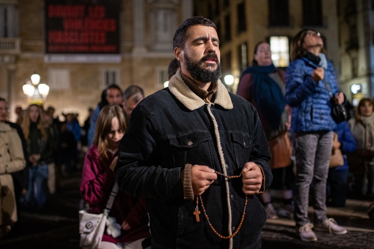 Prop d'un centenar de persones resen el rosari per protegir la unitat d'Espanya a la plaça de Sant Jaume