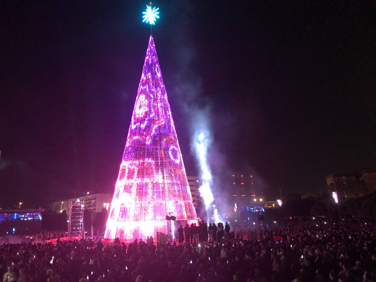 Badalona encén el quart d'arbre de Nadal més alt d'Espanya enmig de molta expectació