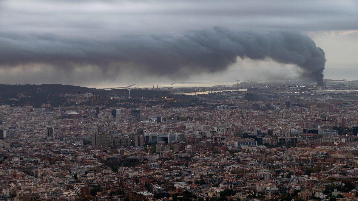 Extingit l'aparatós incendi de la Zona Franca