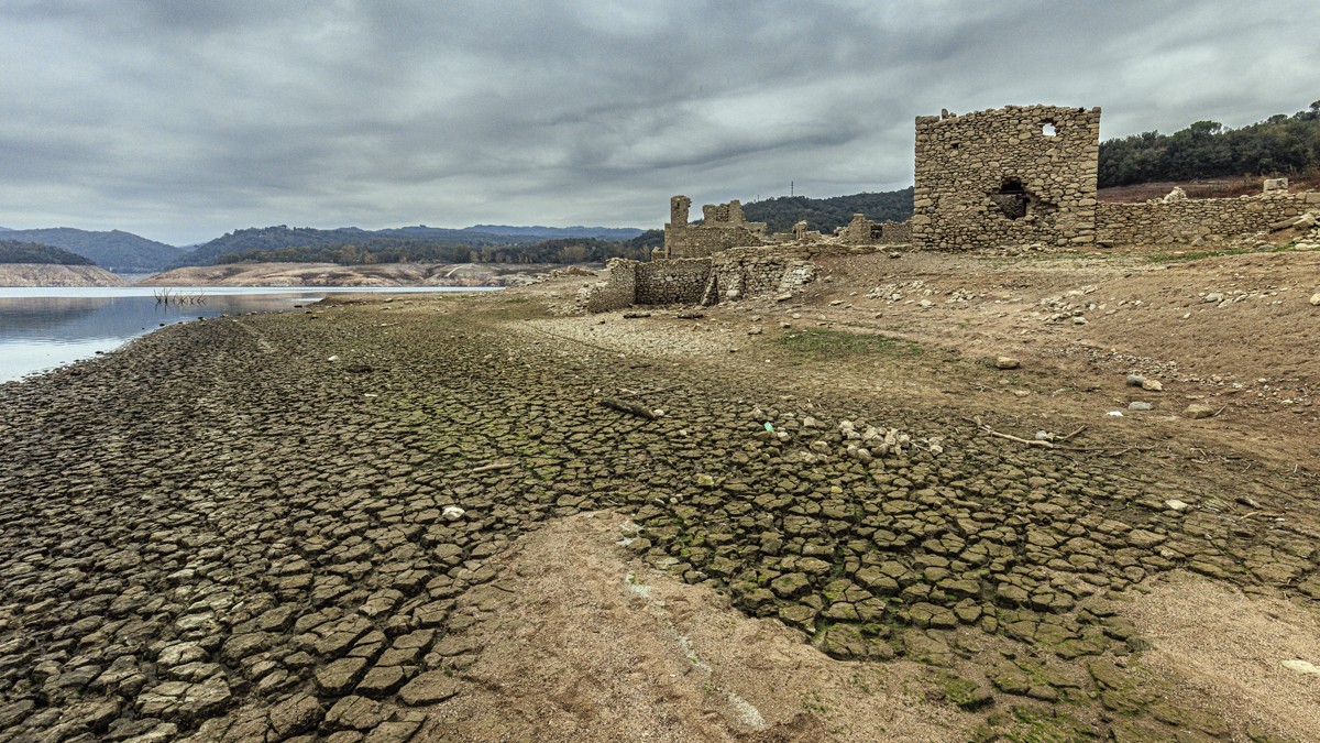 Vista del pantà de Sau, mig buit, durant el novembre del 2023   - Jordi Borràs