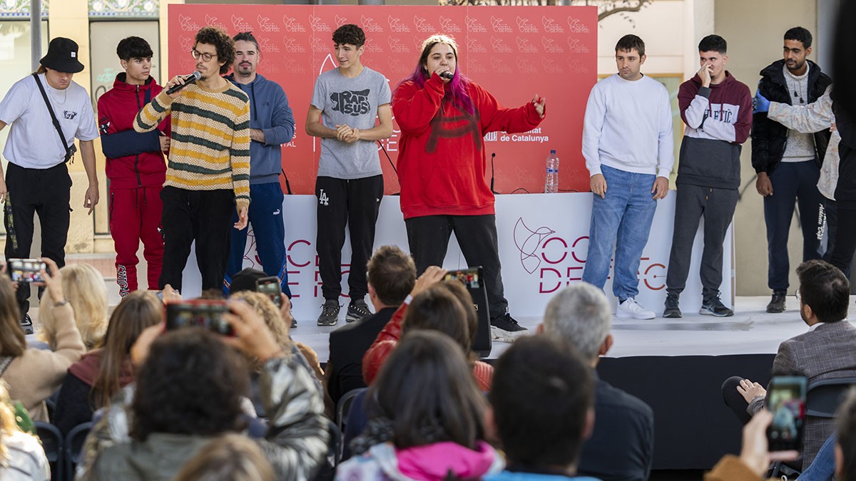 Detingut un home per fer tocaments a una noia en un autobús a Barcelona