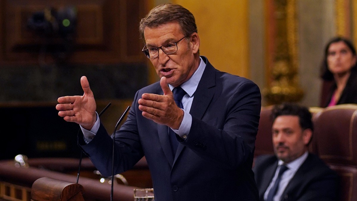 El president del PP, Alberto Núñez Feijóo, al faristol del Congrés dels Diputats durant el debat d'investidura de Pedro Sánchez - Frederic Esteve 