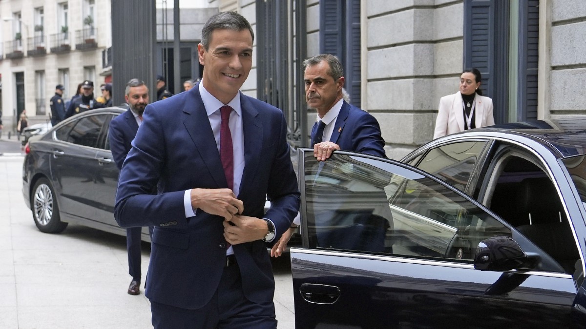 Pedro Sánchez  dirigint-se a la porta del Congrés minuts abans de l'inici del debat per a la seva investidura.  -  Javier Barbancho/ACN
