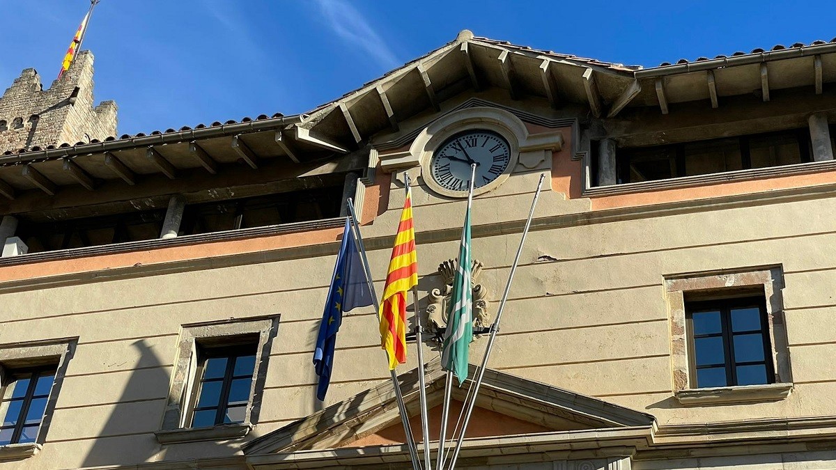 Orriols acata la justícia espanyola i retira l'estelada de l'Ajuntament de Ripoll