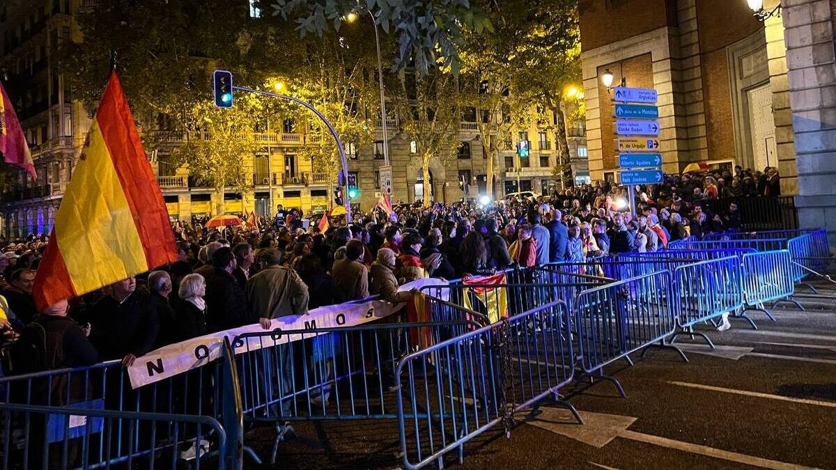 L'espanyolisme radical punxa en la sisena nit de protestes a Ferraz i Madrid recupera la normalitat