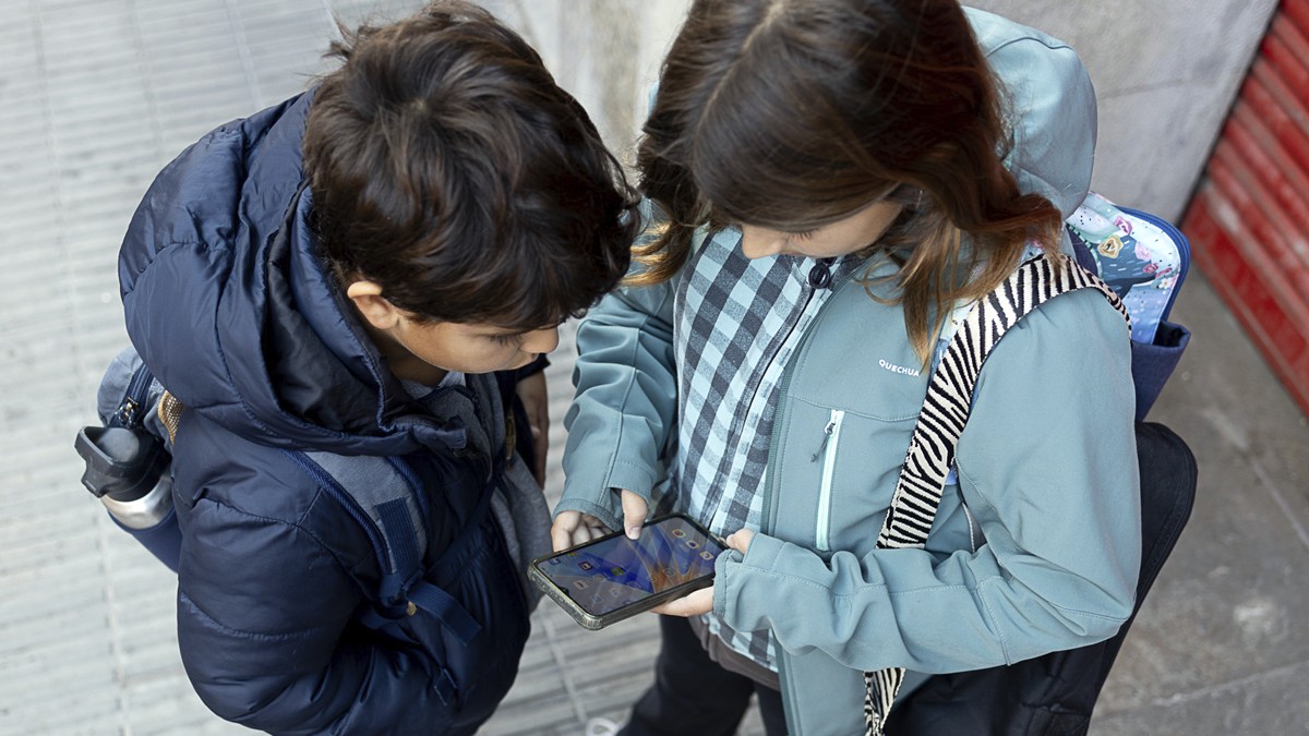 Restricció dels mòbils a l'aula: on i quan estarà prohibit fer-los servir?