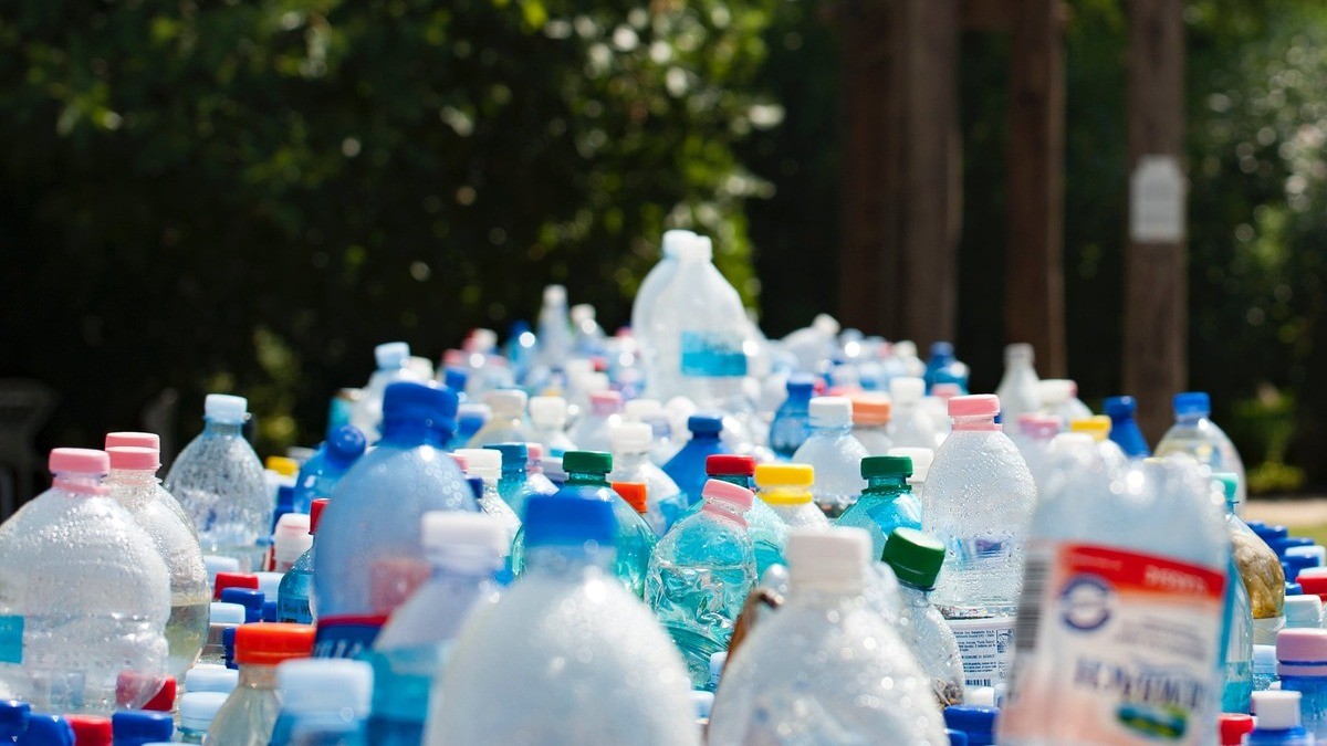 Les organitzacions de consumidors declaren la guerra a les ampolles «100% reciclades»