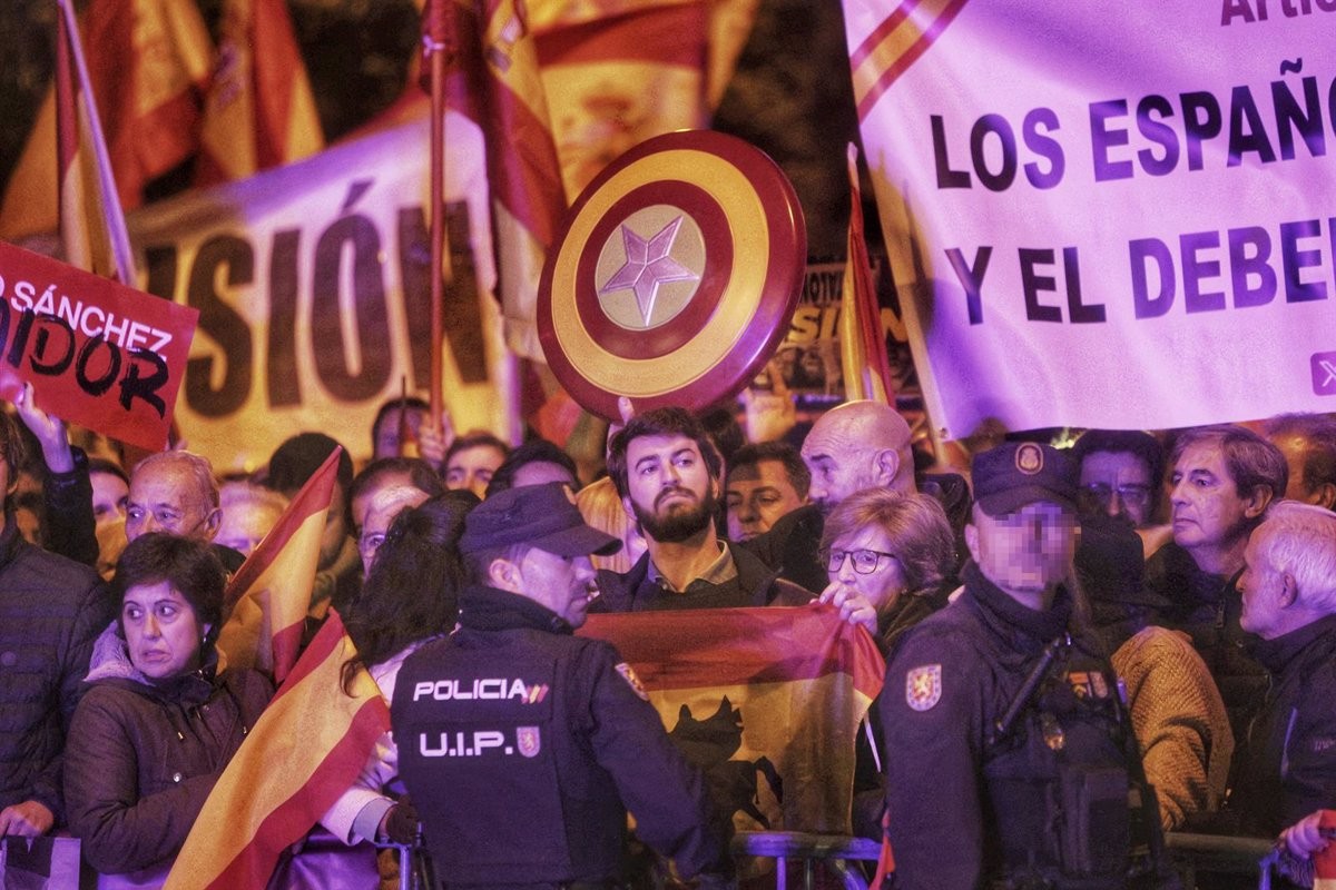 Manifestació espanyolista a les portes de Ferraz - Ricardo Rubio / Europa Press