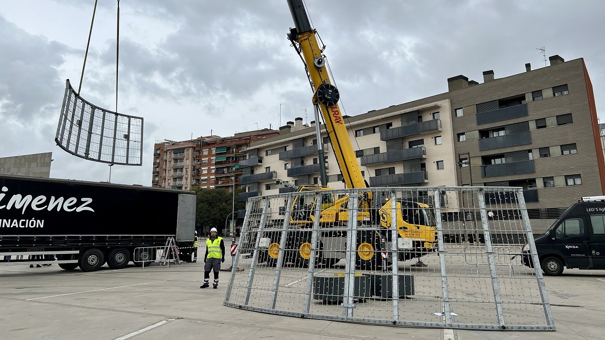 Inici del muntatge de l'arbre de Nadal de Badalona - ACN / Jordi Pujolar