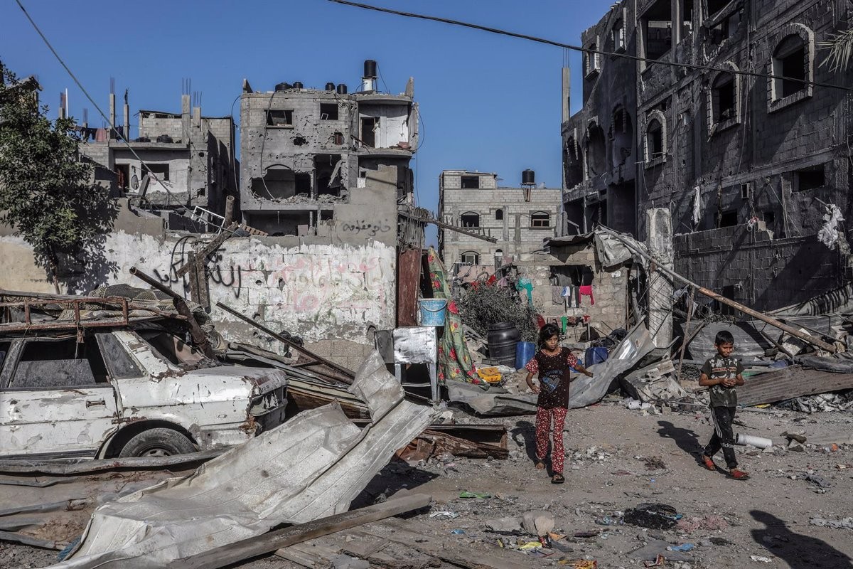 Dos nens palestins caminen per les runes d'una zona de Gaza - Europa Press