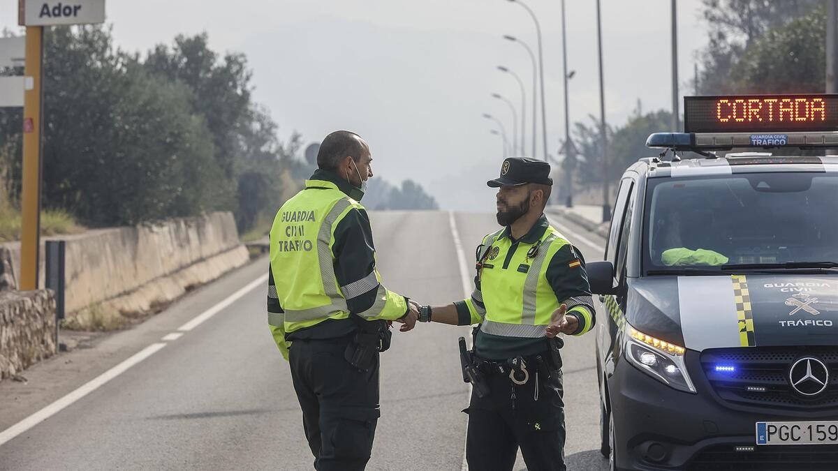 Un incendi forestal a València crema 2.580 hectàrees i obliga a confinar la població