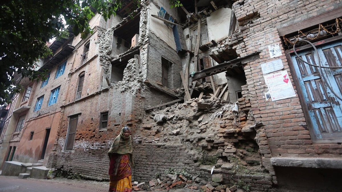 Un terratrèmol de magnitud 6,4 deixa més de 130 morts i 180 ferits al Nepal